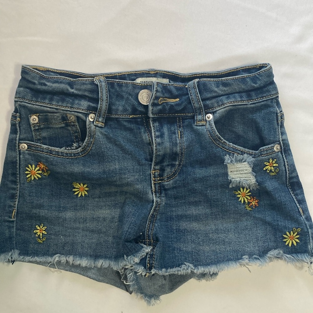 Forever 21 Sunflower Jean Shorts in excellent pre~loved condition